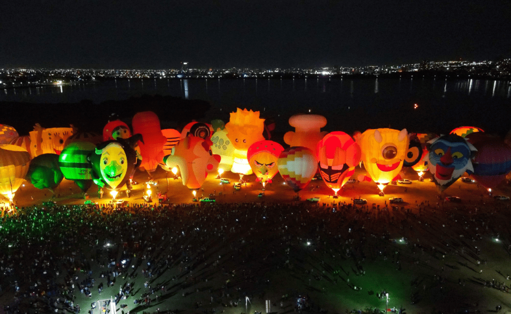 festival con globos aerostáticos temáticos con figuras de personajes