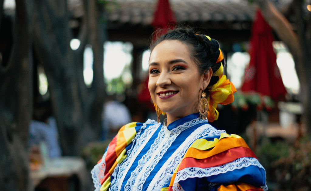 peinado regional para mujer con colores amarillo, rojos y azules