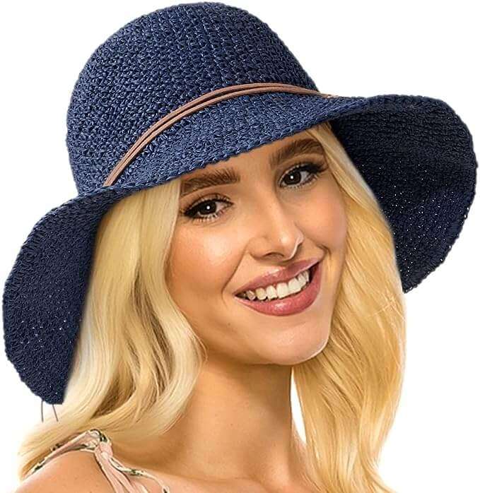 sombrero azul para sol usado por mujer rubia
