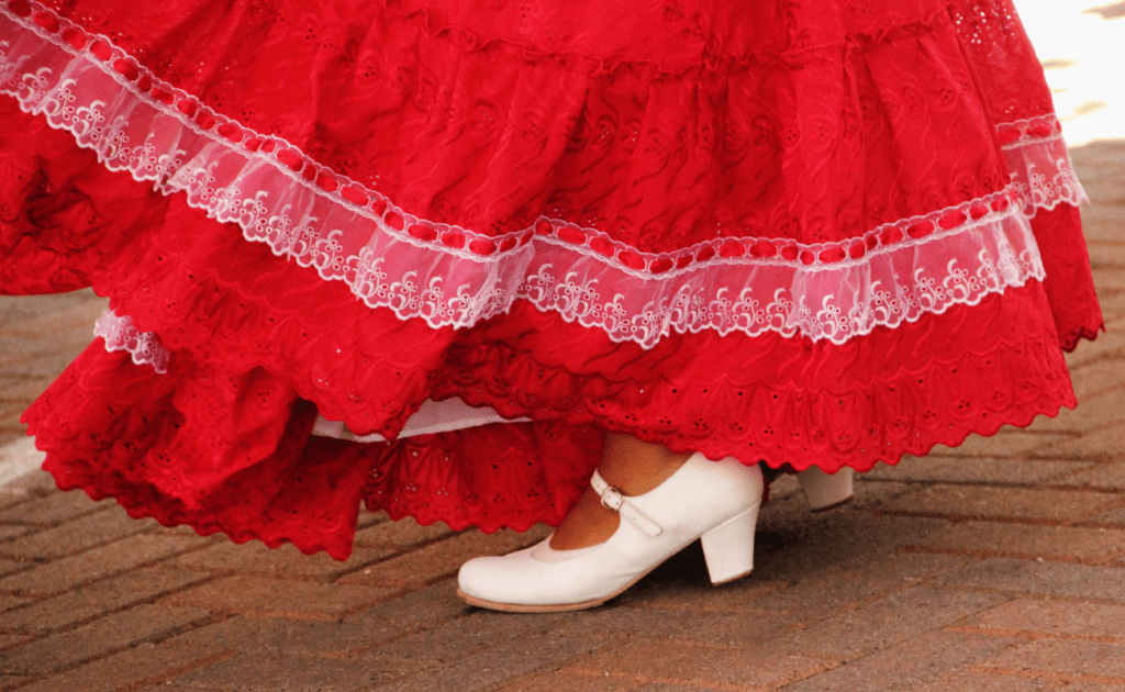 zapatos para mujer en color blanco y vestido rojo regional