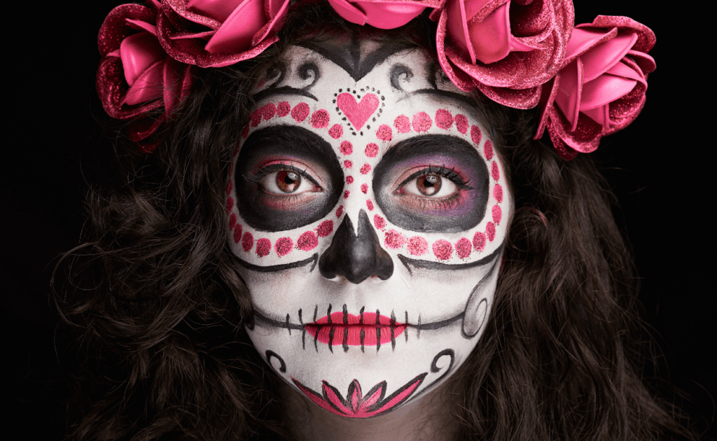 maquillaje de calavera para mujer con vivos en rosa mexicano