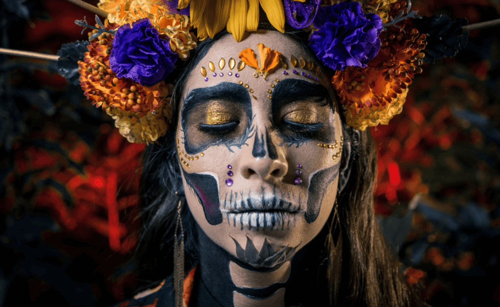 mujer con maquillaje de catrina y decoraciones 