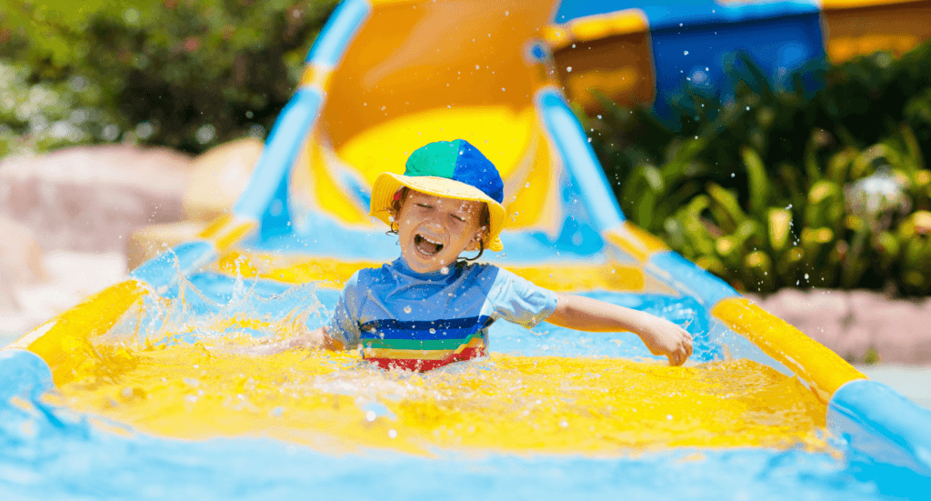 balneario con niño en tobogan