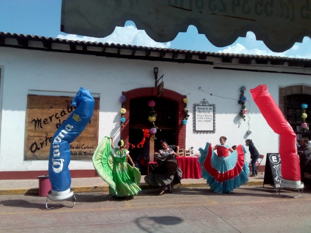 mercado de artesanías villa del carbón