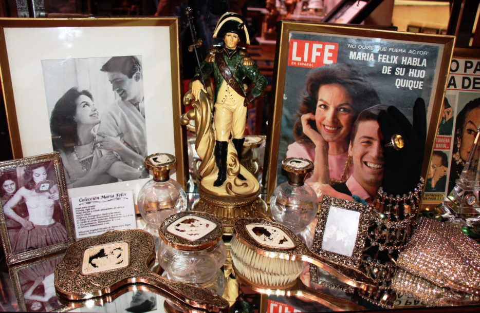 objetos del museo de maría felix, joyas y fotografías.