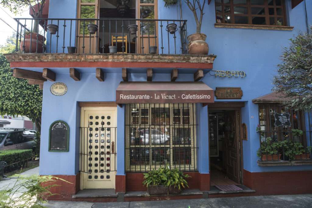 restaurante con estilo colonial, edificación en color azul