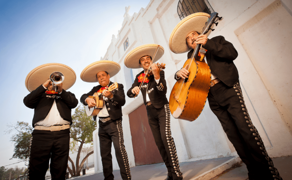mariachis mexicanos con sus trajes tipicos y sus instrumentos al fondo la catedral