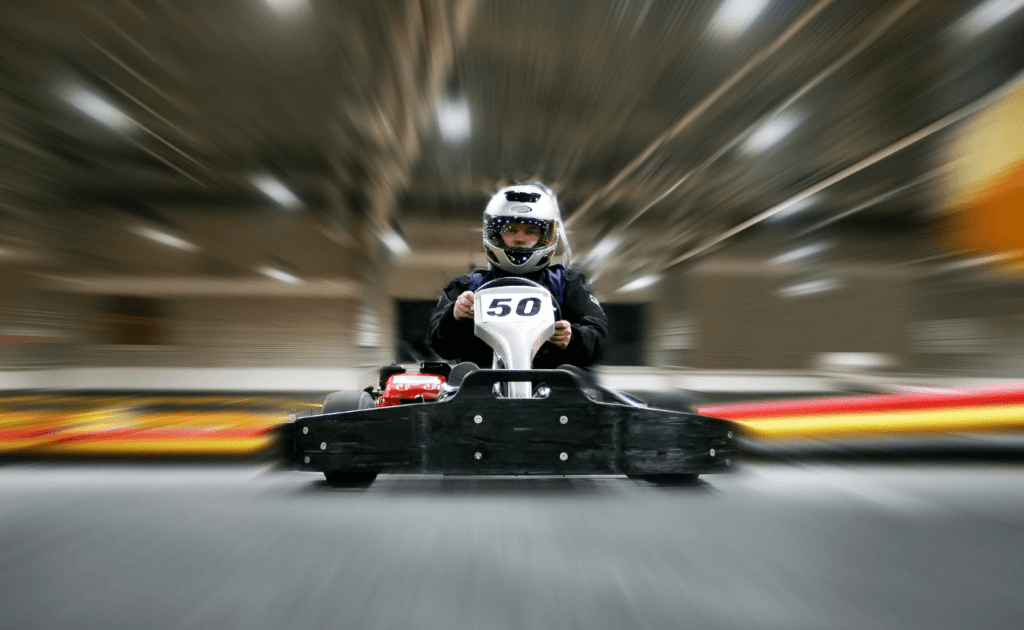 gokart de frente a gran velocidad