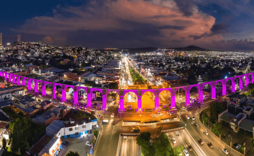 arcos de queretaro vistos de noche iluminados