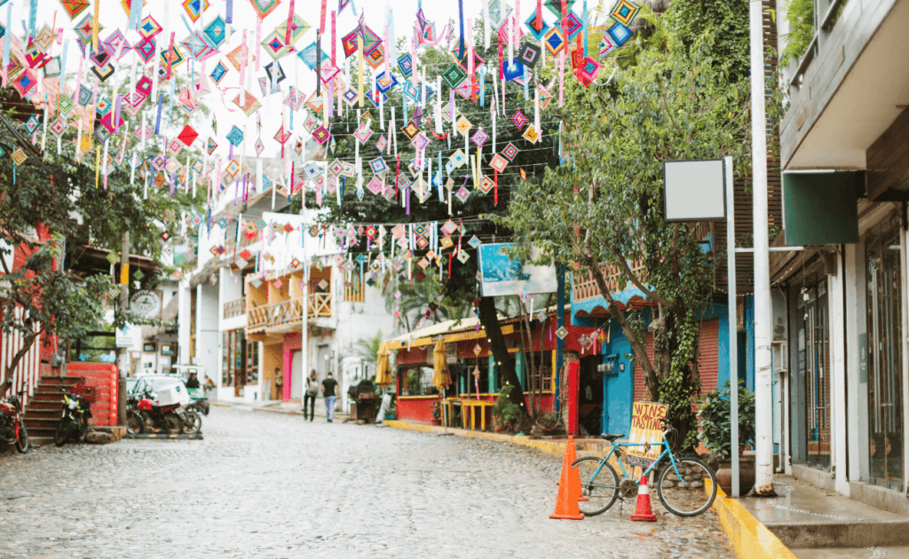 sayulita calle decorada