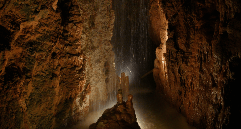 estalactitas de una gruta subterranea